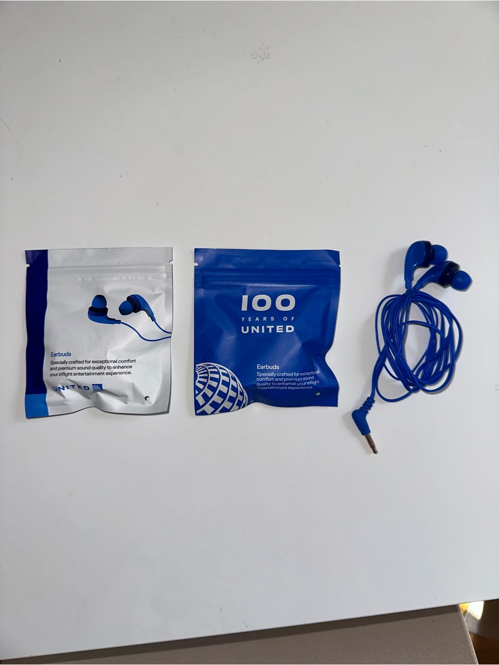 United airlines wire earphones trio